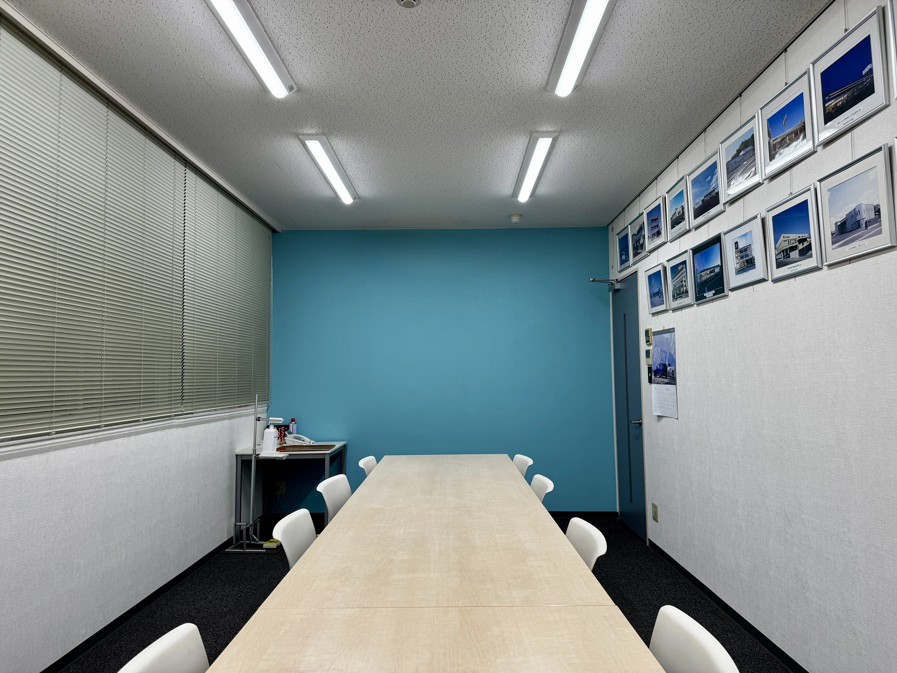 1F会議室　社員全員が座れる広々とした空間です。