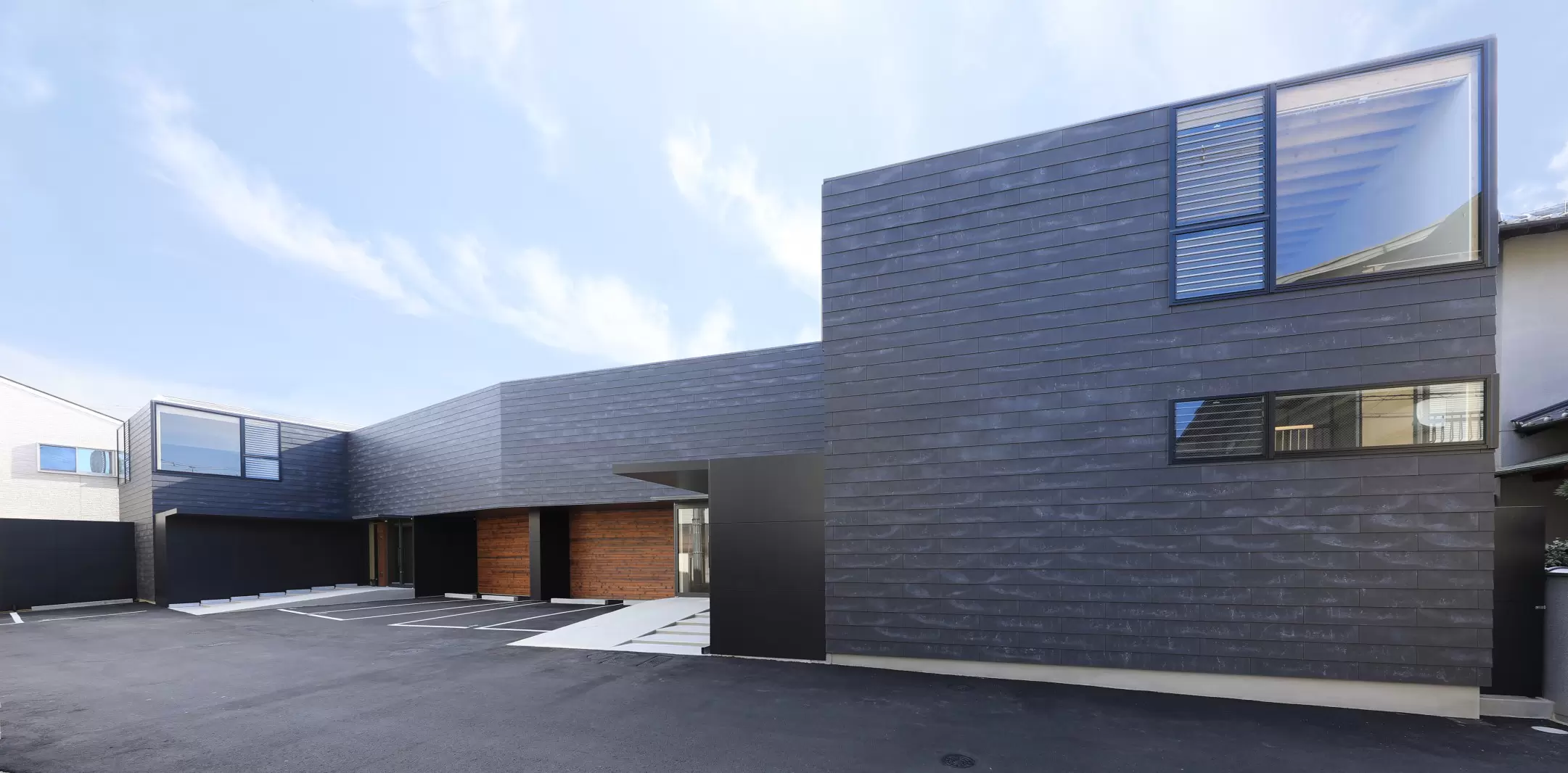 郊外型木造集合住宅。全室メゾネット+庭付でほぼ戸建の感覚で住まえる空間としています