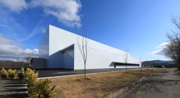 サプリメントの生産兼研究施設。様々な設備と構造を駆使して機能的要求を満たし、デザイン性も追求