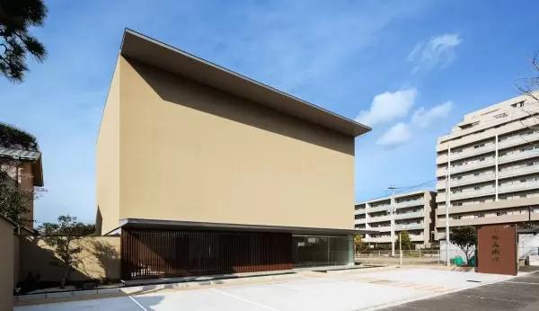 主に歴代文化勲章受章作家の日本画を収蔵する美術館。