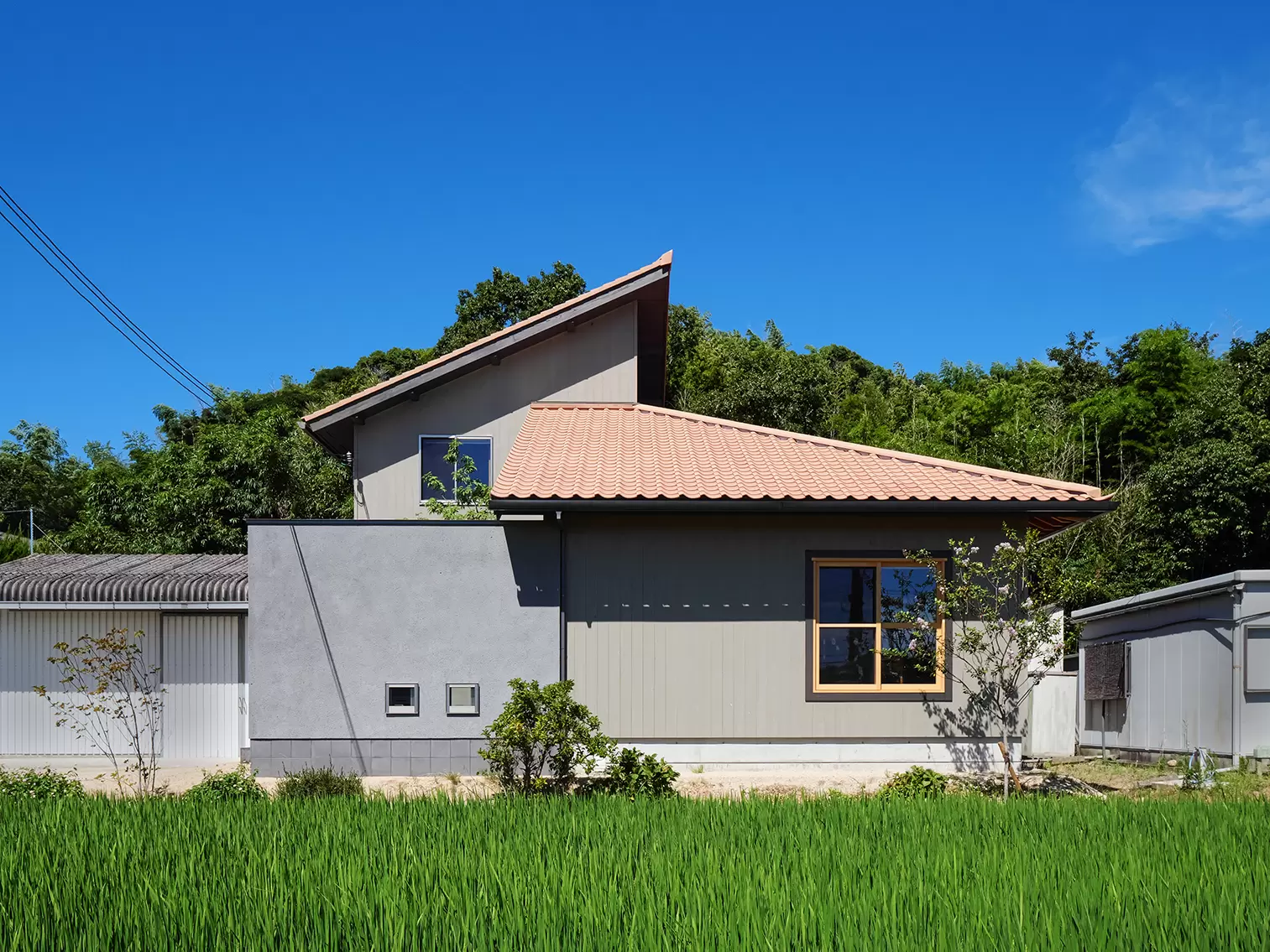 緑豊かな淡路島に建つ、若い家族が住む住宅です。素材感を活かした設計を行っています。