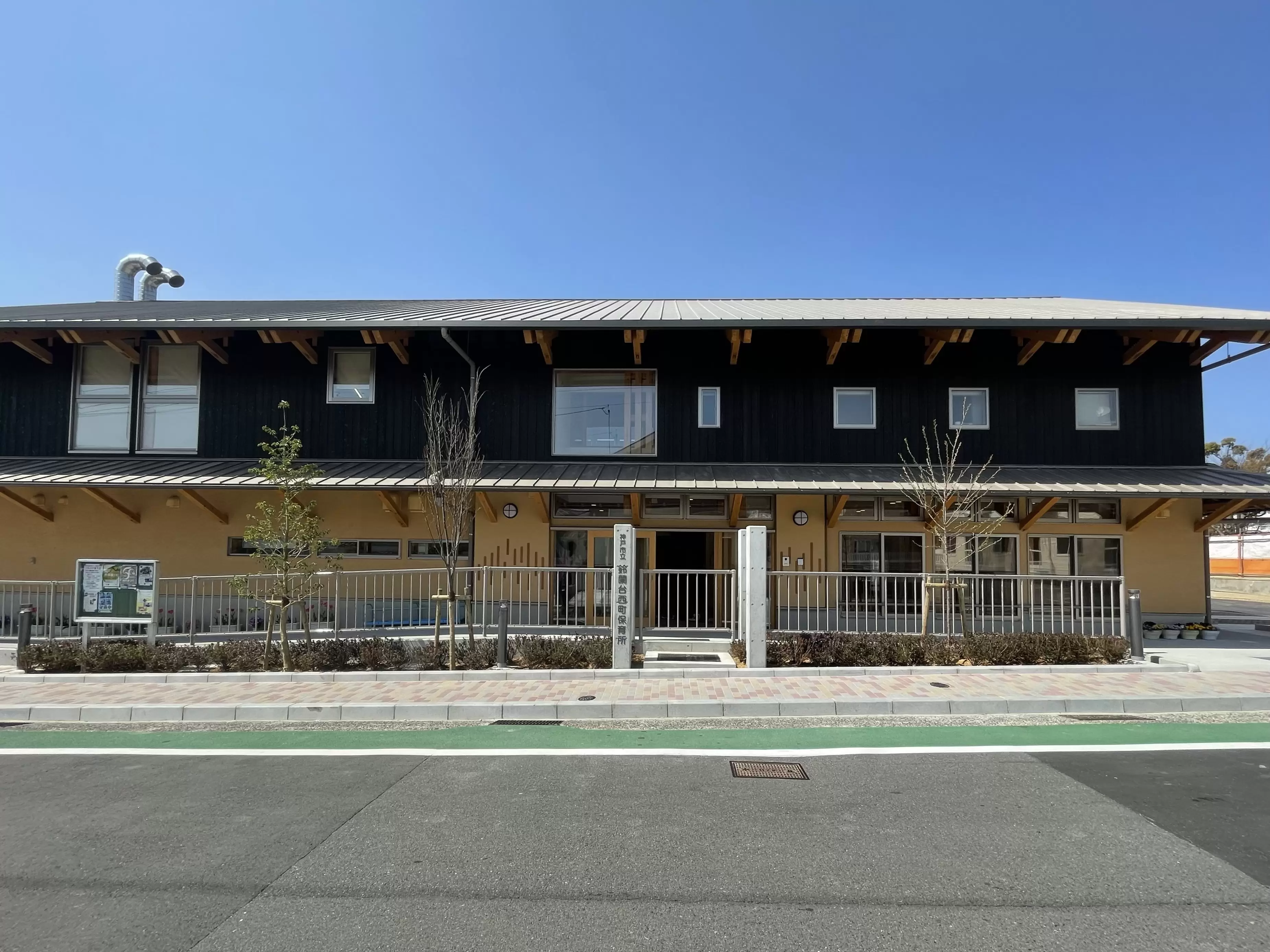 一昨年竣工した木造２階建の保育所。公共建築の木質化がどんどん進んでおり、積極的に取り組んでいます。