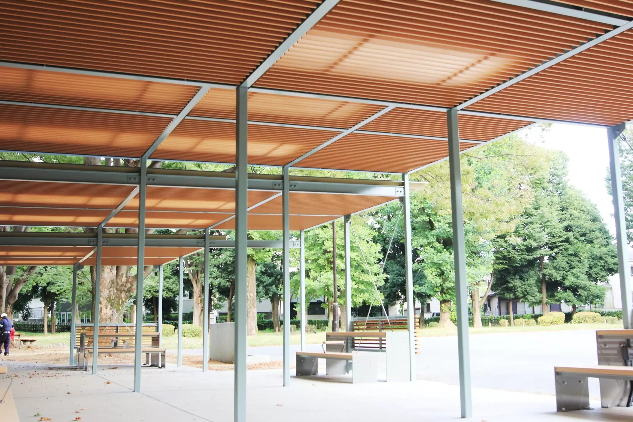 善福寺公園内に改築された休憩舎です。テーブル、ベンチも設計しました。