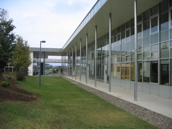 市民生活の拠点となる地域コミュニティーセンターです。建物前面に小さな森をつくりました。