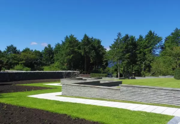 国立公園内の森の中に建てられた墓苑です。ランドスケープに配慮した計画です。