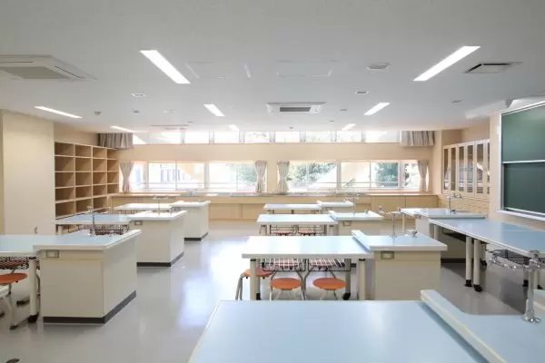 小学校の大規模改修工事で新しくなった理科教室です。
