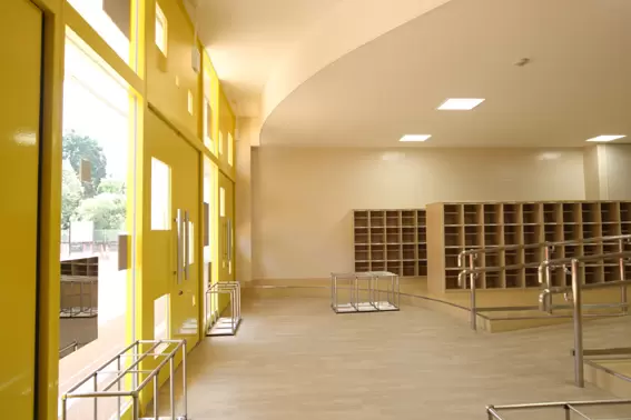 市立小学校の大規模改修で新しくなった昇降口です。