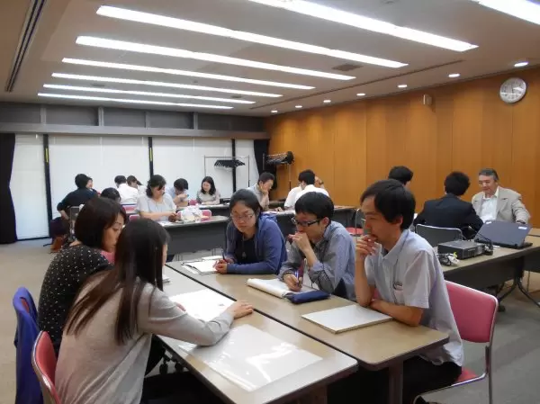 全体ミーティング後のプロジェクトに分かれてのミーティング風景