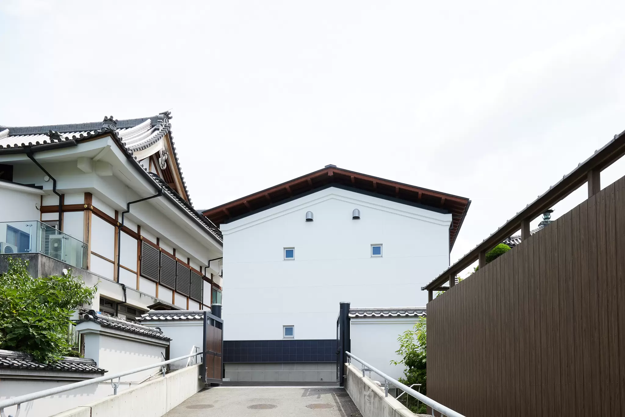 【宝蔵庫】RC造+木造置き屋根のある蔵
