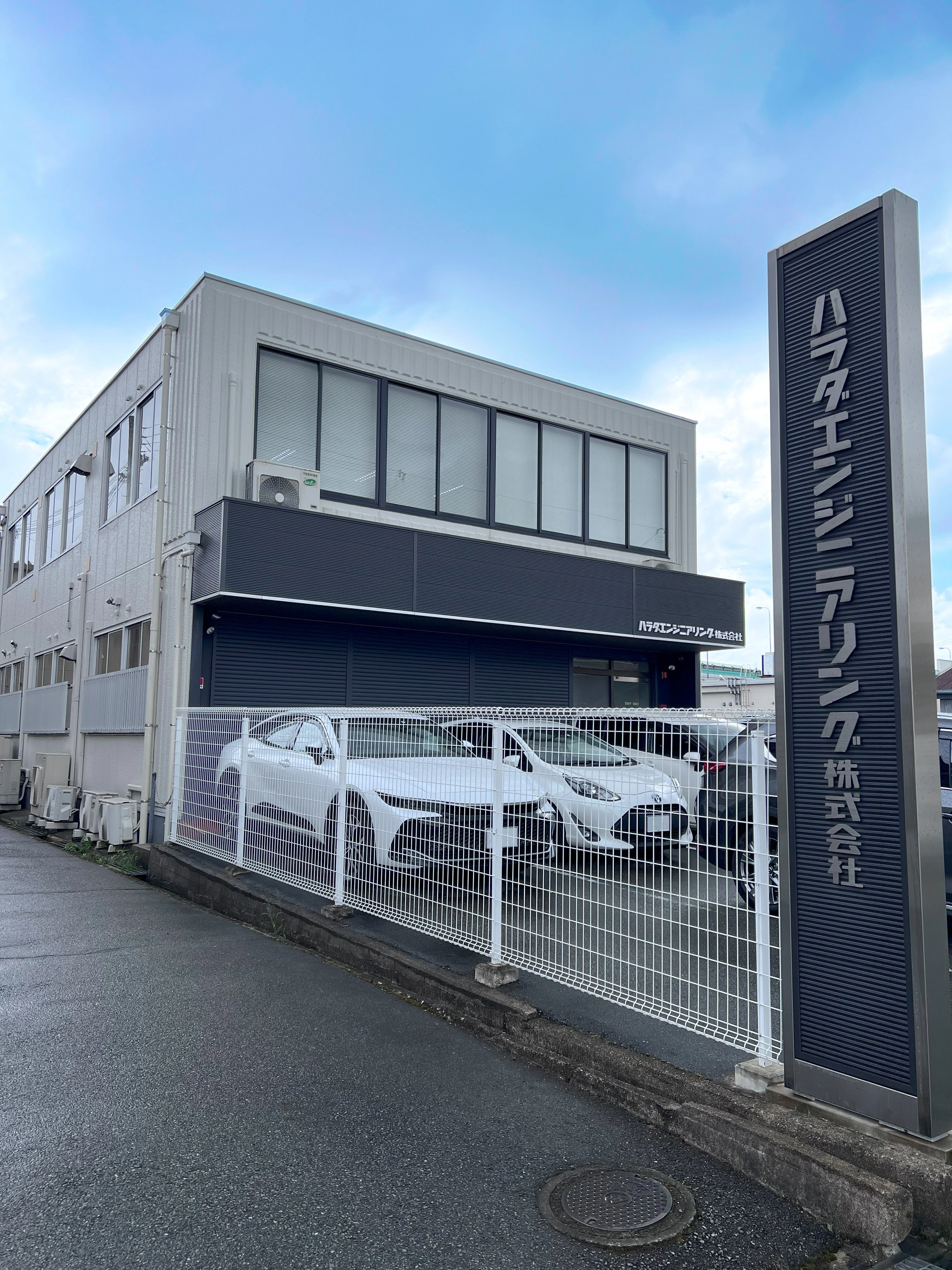 勤務いただくオフィスです。1Fはお施主様との打合室・会議室があり、2Fはフロア全て設計室です。