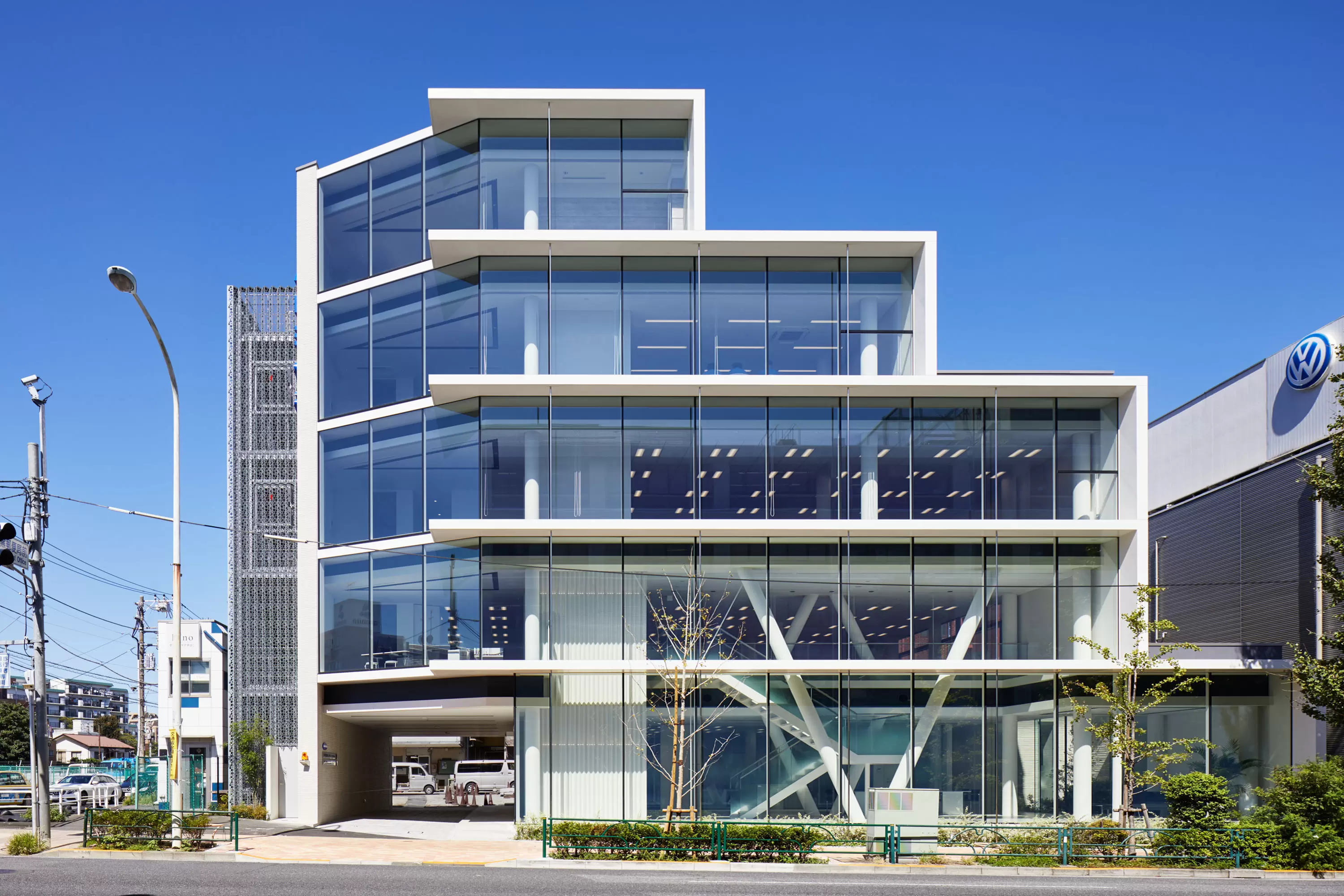 ■目黒通りに面する企業の本社ビル、特徴ある斜め柱と 北側車線を逆手にとったデザイン