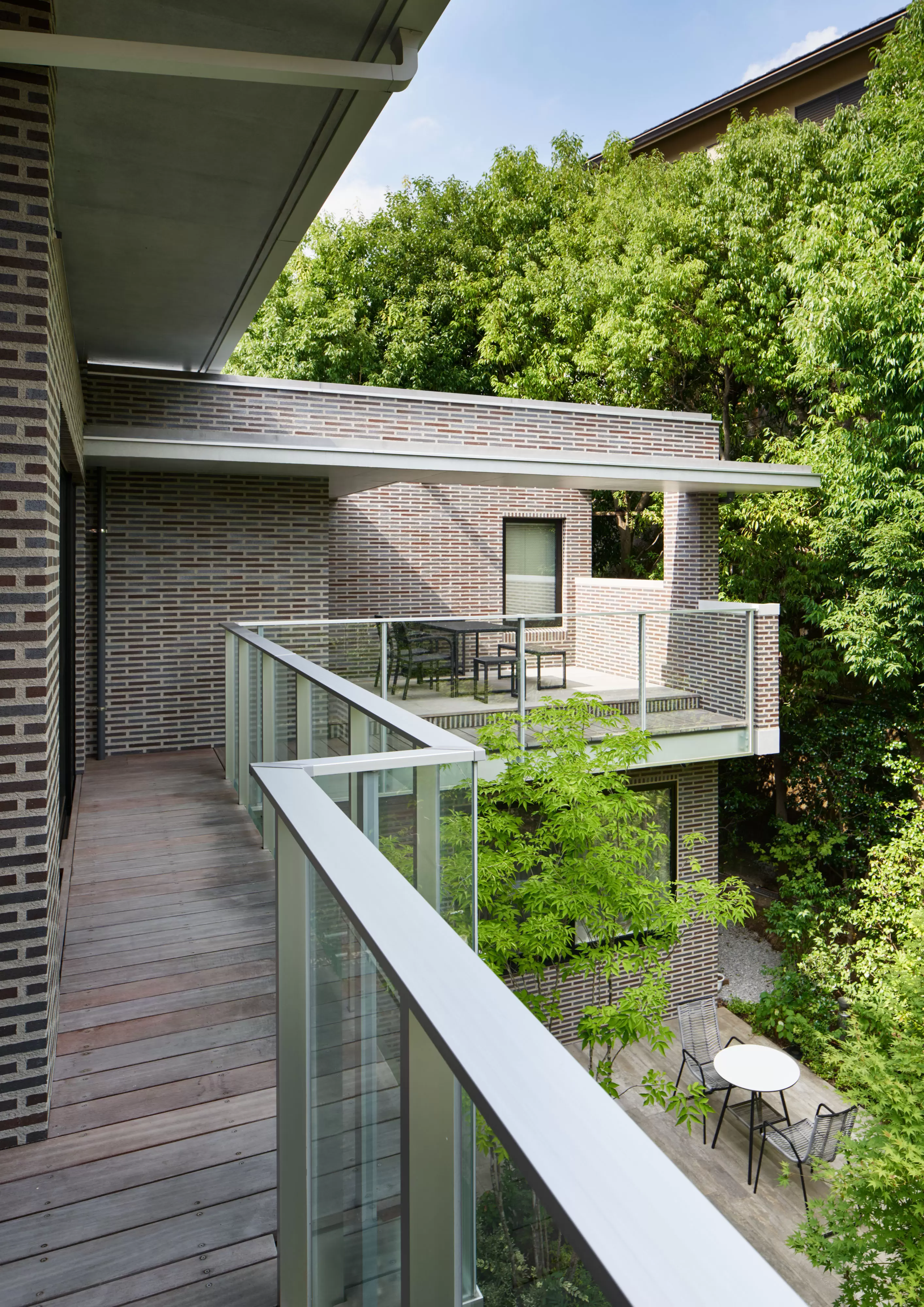 外部空間との連続性を大事にした都内とは思えない雰囲気の田園調布にある2所帯住宅