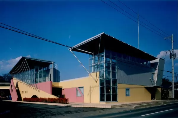 規格材料を応用・多用してリーズナブルな工事費で収めた躍動感のある建築