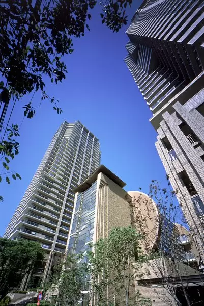 超高層免震ツインタワーマンション、中央は厚生施設、駐車場屋上を利用して緑の丘を出現させた。