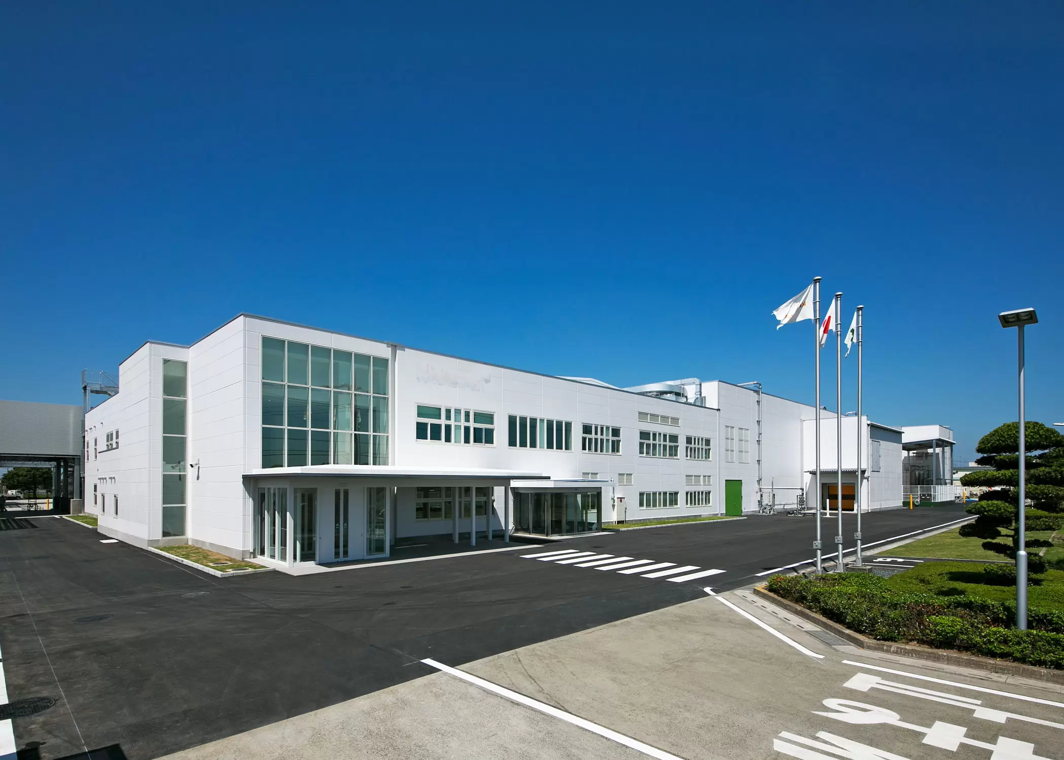 スケルトンにし全面改修した食品工場