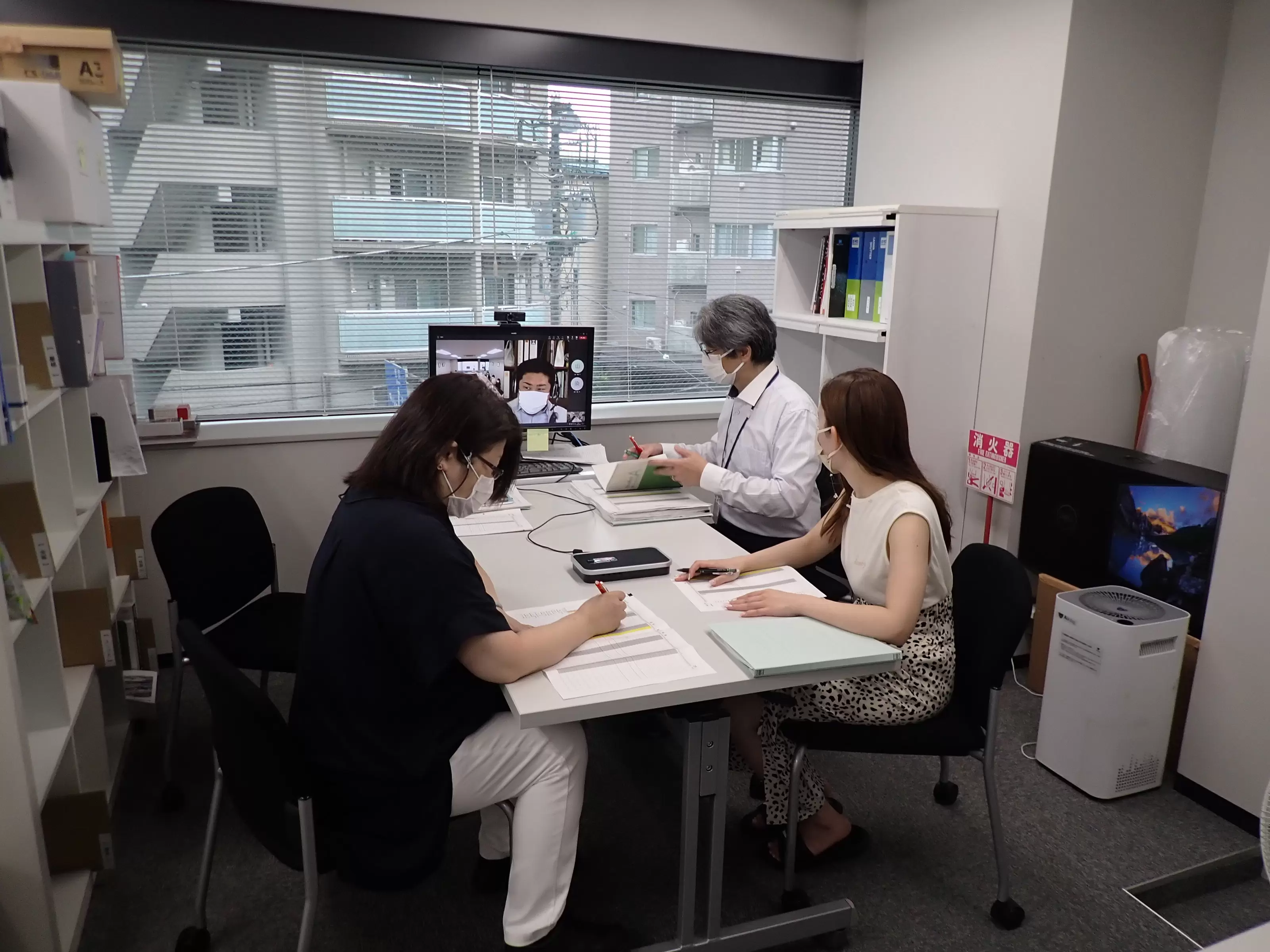 積算グループWEB打合せの様子(設計打合せコーナ-にて)