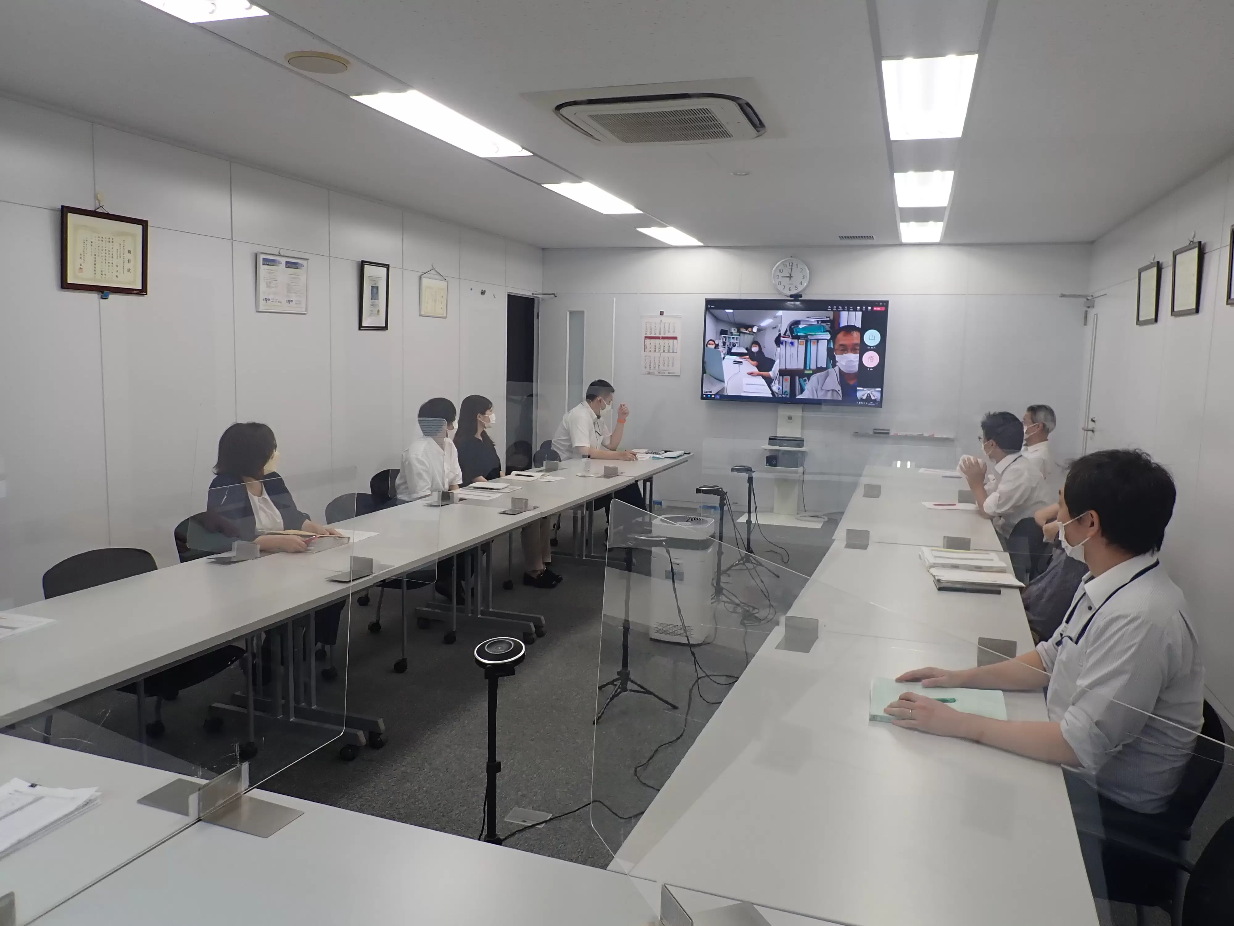 本社意匠設計・積算・福岡事務所(WEB)のミーティングの様子(会議室にて)