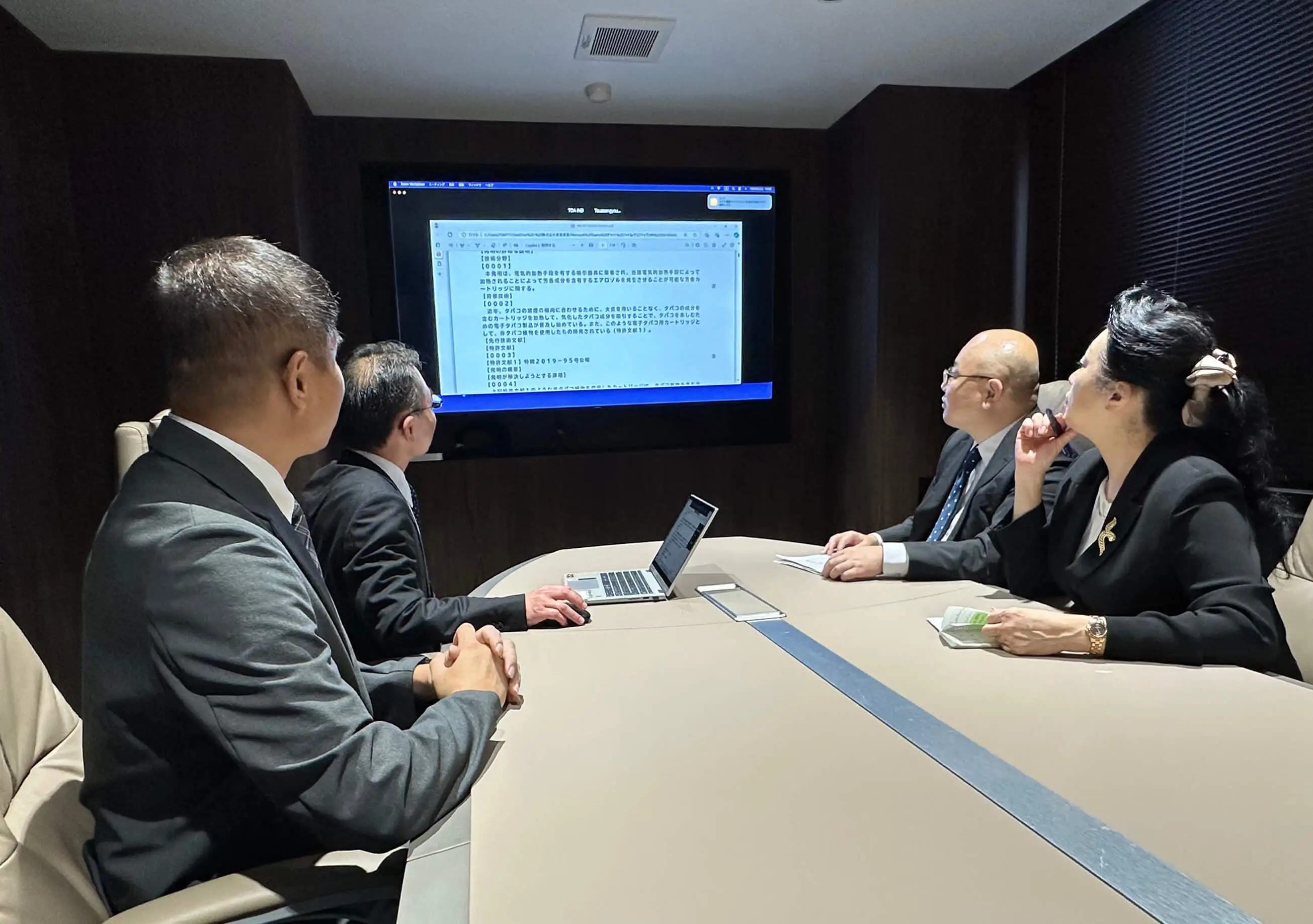 会議室）お客様と打ち合わせ