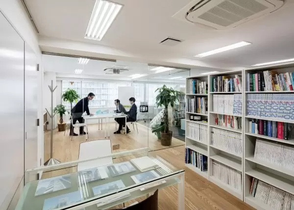 事務所の打ち合わせスペース。複数駅からアクセス可能なエリアに位置しています。