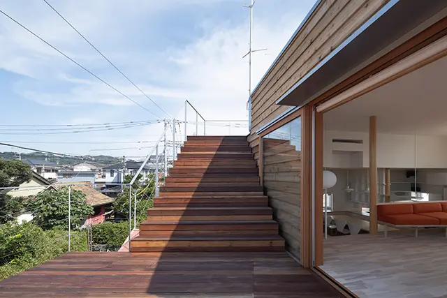 『海と空へ』屋上へと続く屋外階段テラス。線遠近法による奥行き感をつくりだし、ひとの居場所を生む。