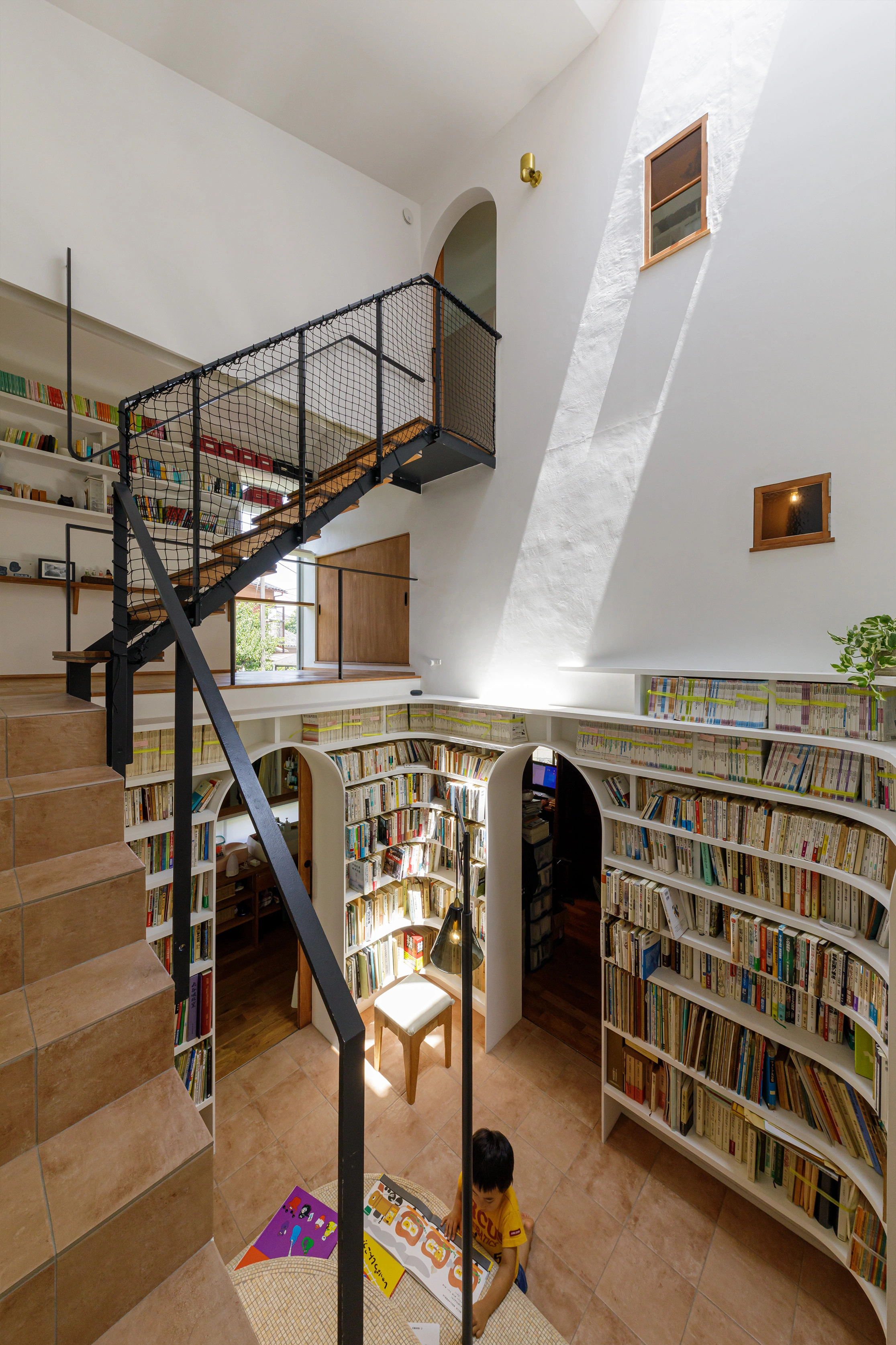 『都市の縮景』歴史と心理学の先生の二世帯住宅。立体図書館のある吹き抜けが世代を繋ぐ。