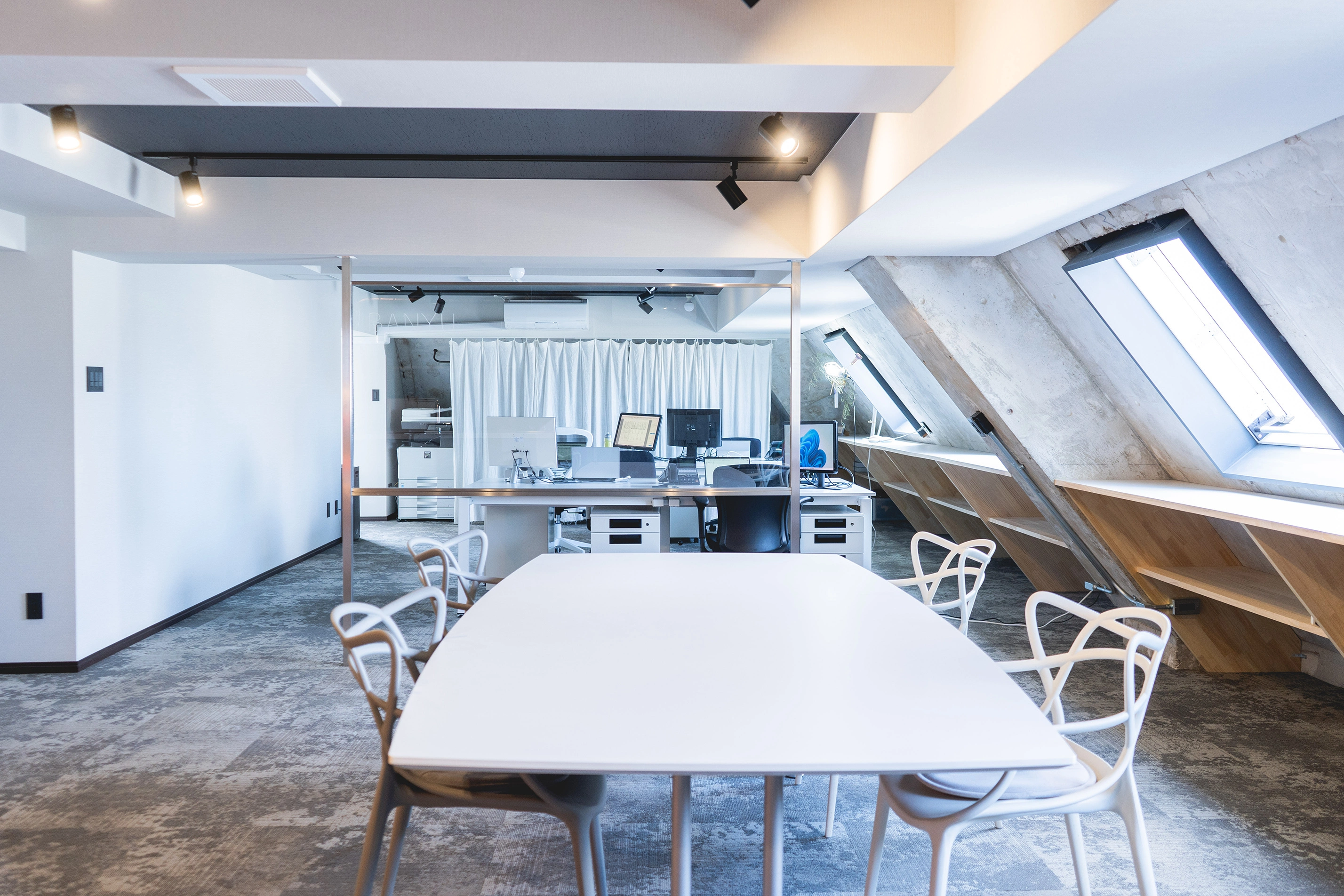 企業オフィスデザイン事例です。躯体を活かした抜きのデザインを提供しました。