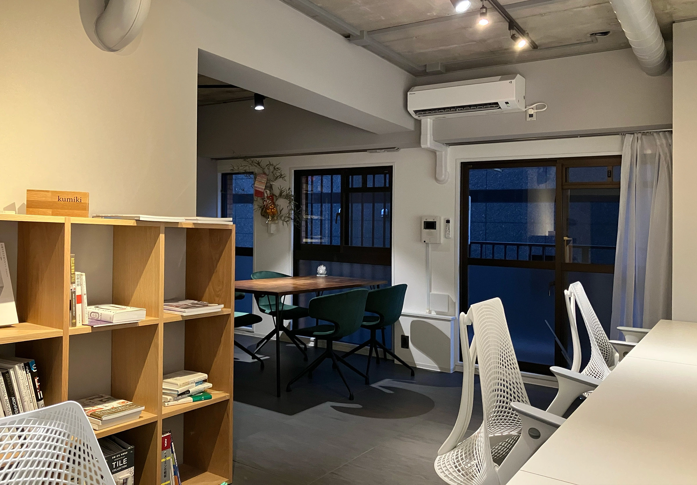 社内風景です。奥はミーティングスペースです。