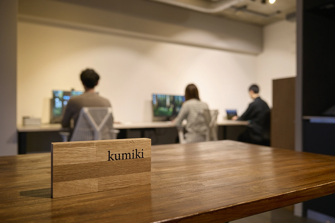 社内風景です。チーム内で意見を出し合いながら設計を進めています。