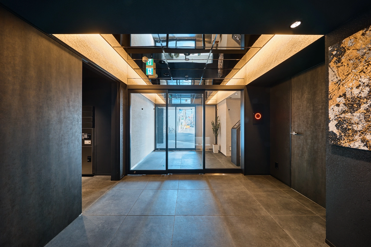 マンションのエントランスの事例です。和を感じさせる落ち着いたデザインを提供しました。