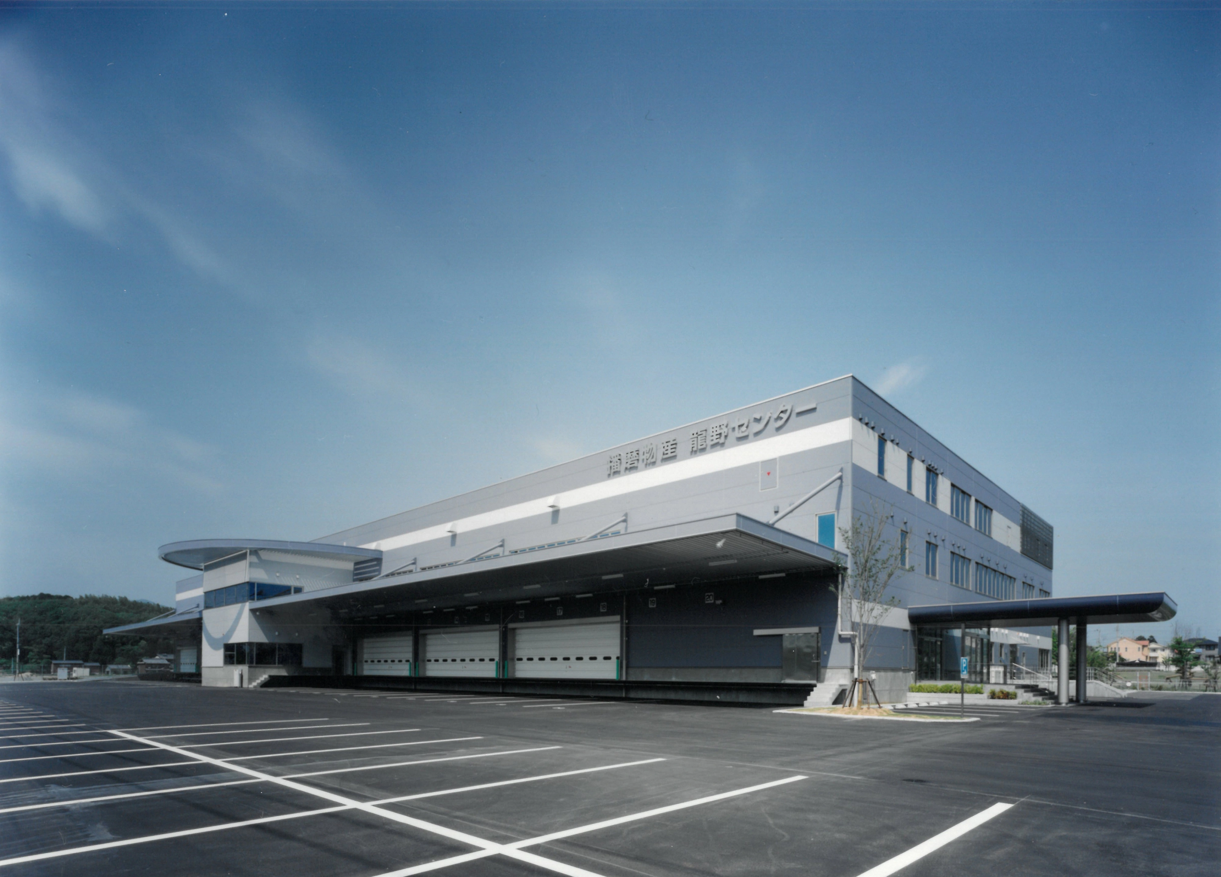 店舗以外に事務所併設工場を設計することが多く、規模も大きい為やりがいがあります。