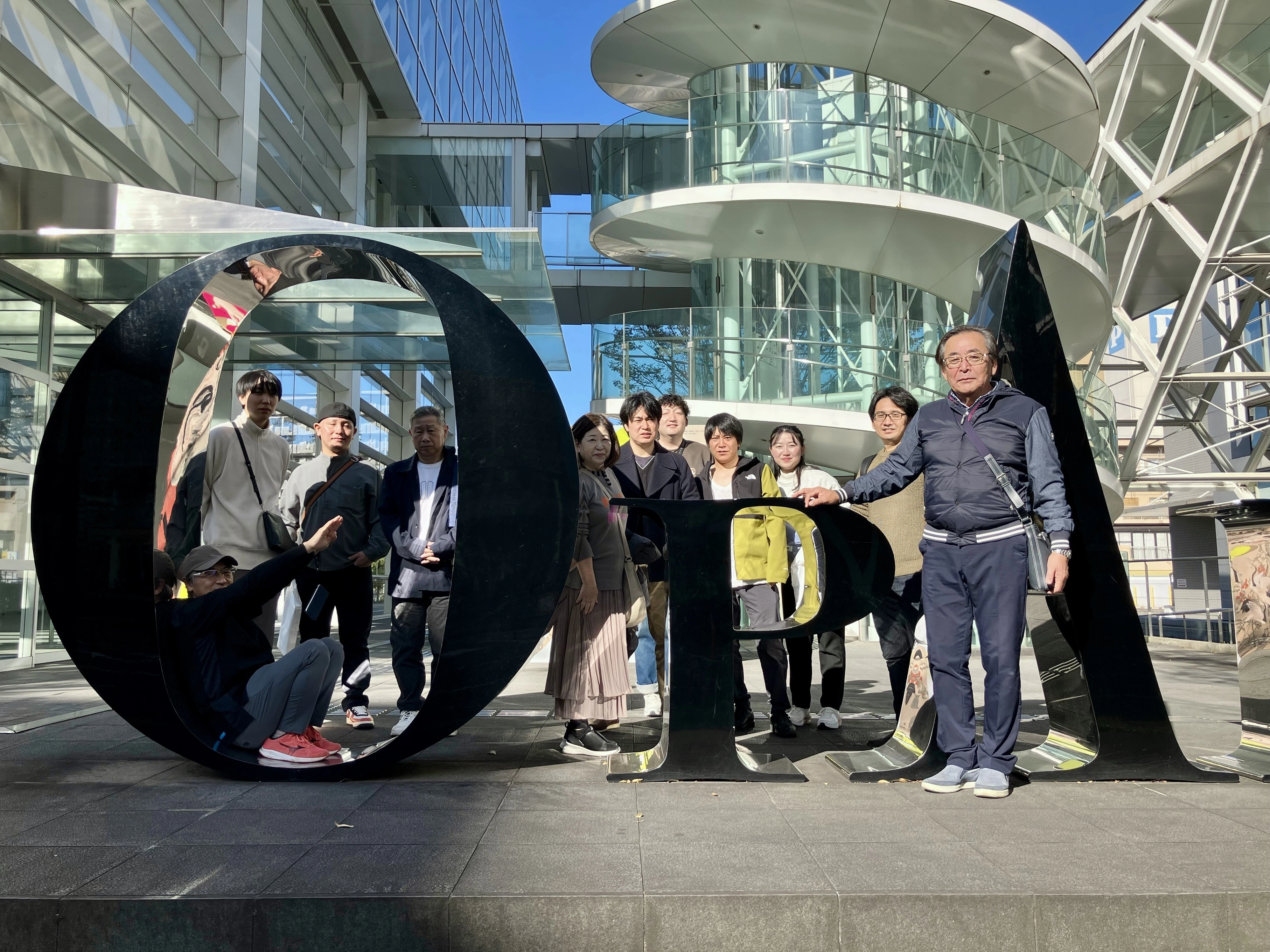 社員旅行は国内外問わず行きたい場所をみんなで決め、見学しています。(写真は大分県立美術館)