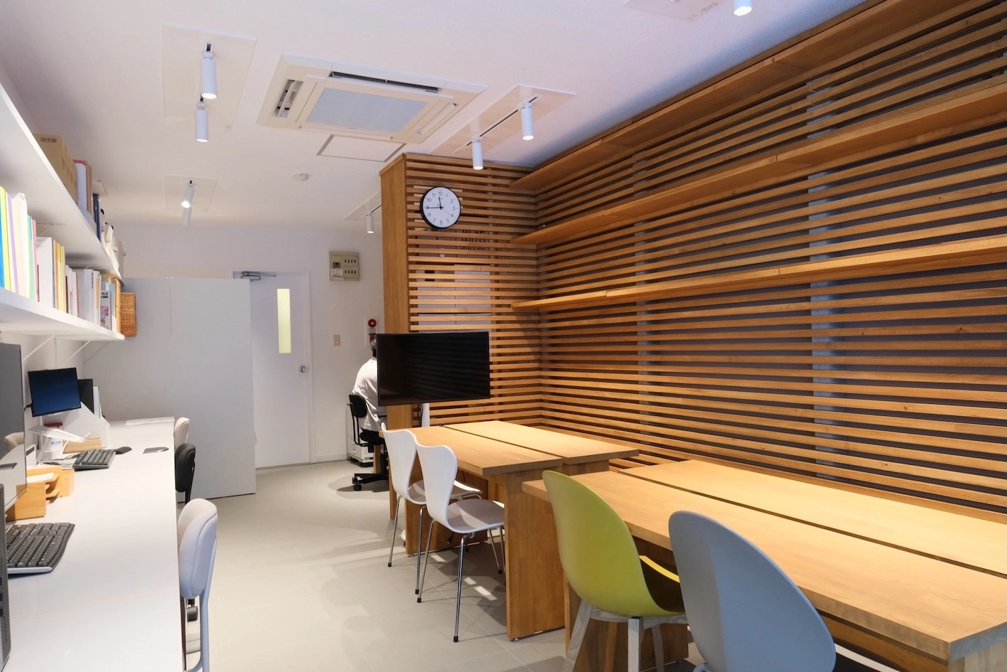 2025年6月に事務所を移転しました。建築家デザインの清潔感のある内装です。