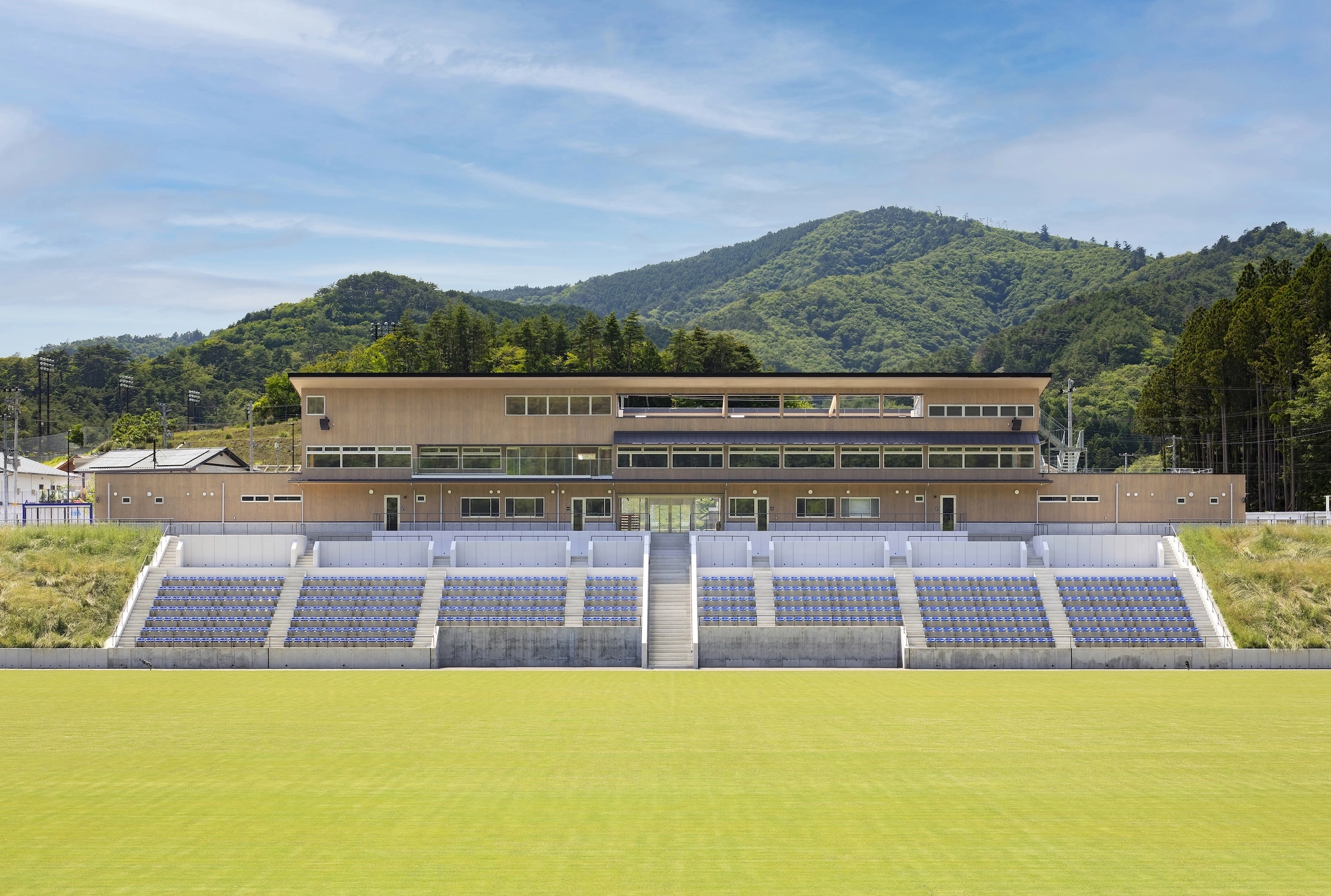 大規模木造の計画もあります。CLTを使用したスタジアム建築の構造設計をしました。