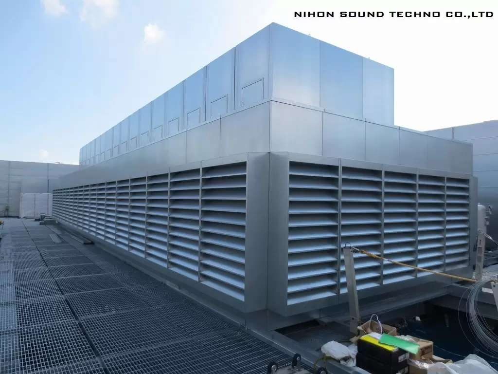 都心部に設置した高性能型消音器　この中に設備機械が隠されています。