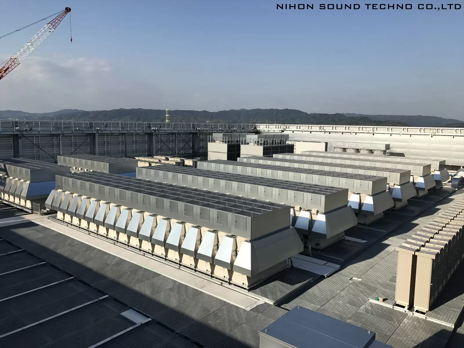 大型ビルでの消音対策　お客様の要望に合わせて配置計画や消音器の選定を行います。