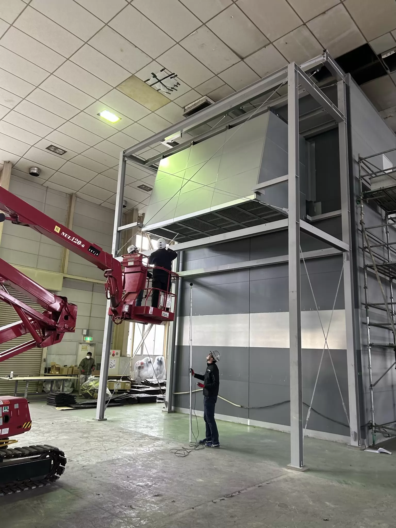 協力工場内にある音響実験棟　騒音はもちろん、風速、圧損、散水試験まで様々な項目で試験を行います。