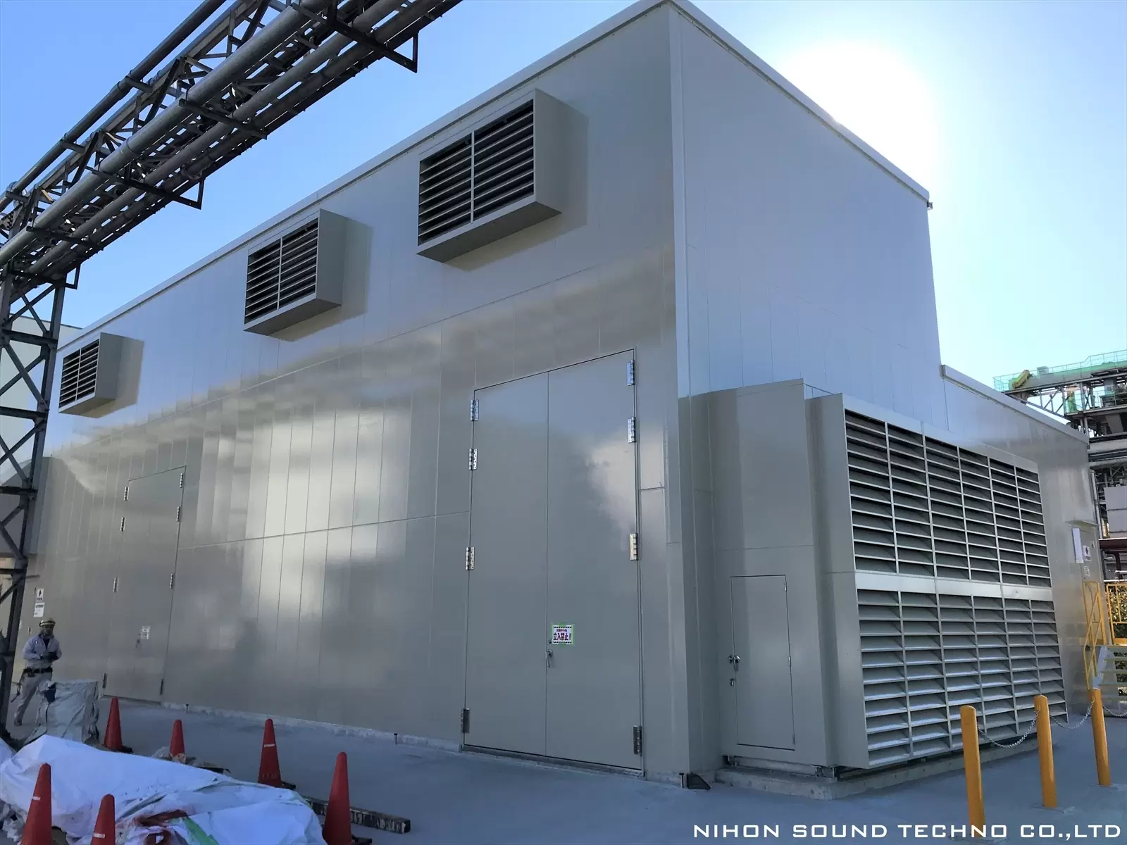 大型ガスエンジンを覆う防音エンクロージャー　設計から施工までを担っています。