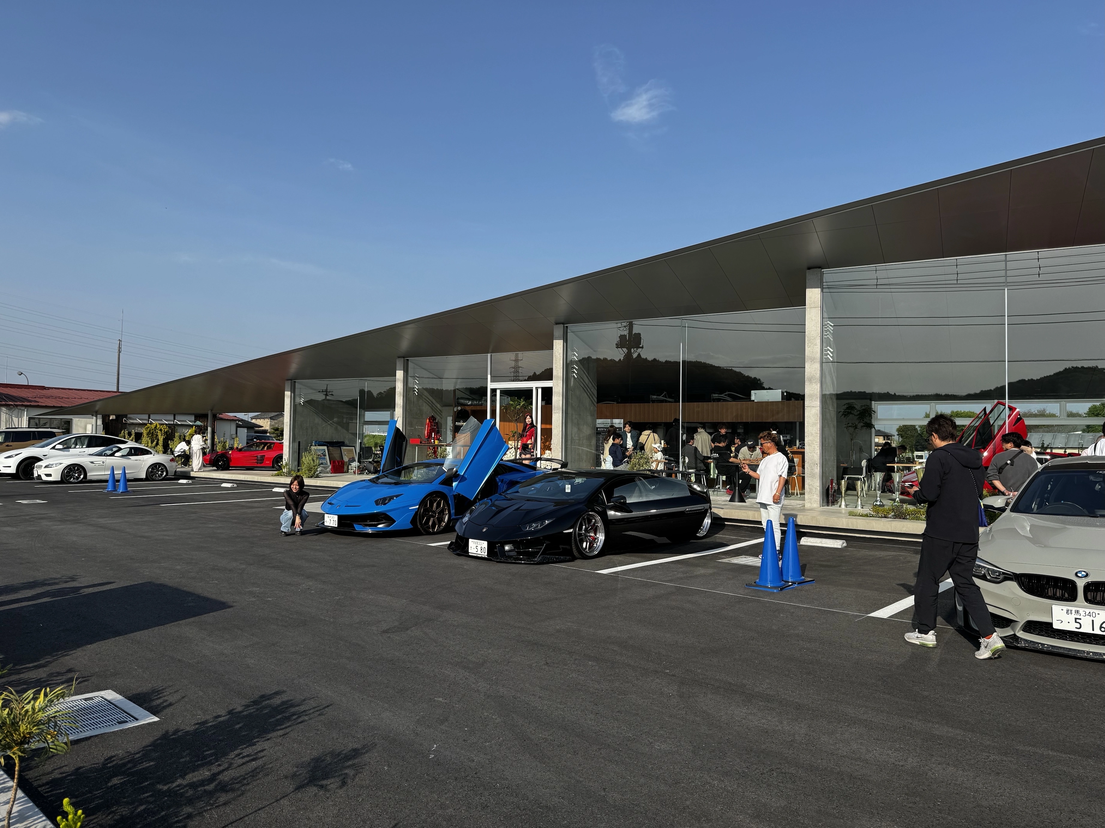 RCの壁柱と鉄骨のハイブリッドの計画です。極限まで薄い屋根のデザインに注力しました。