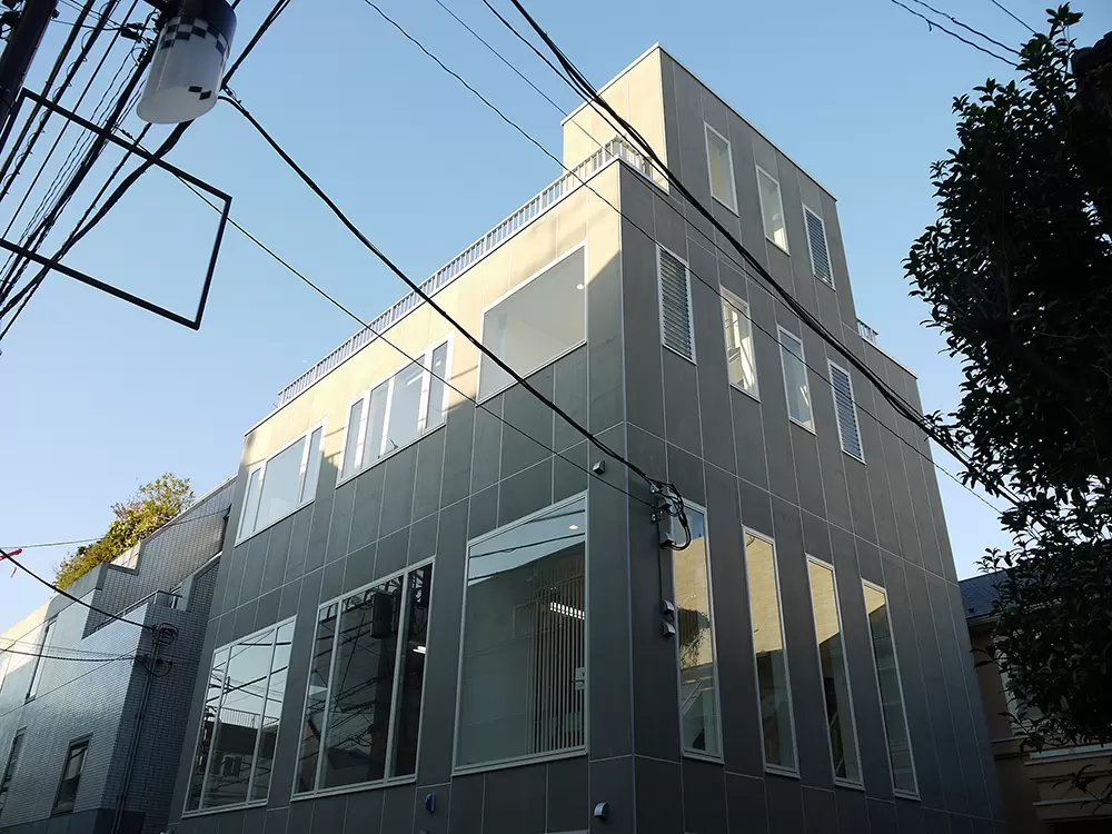 神宮前で設計施工した、テナントビル（鉄骨造地上3階塔屋1階建）の竣工写真です！