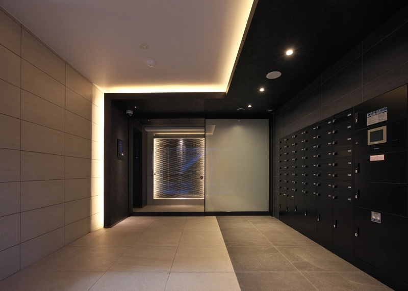 集合住宅：敷地のコンテクストから導き出された、スタイリッシュなエントランスホールの集合住宅です。