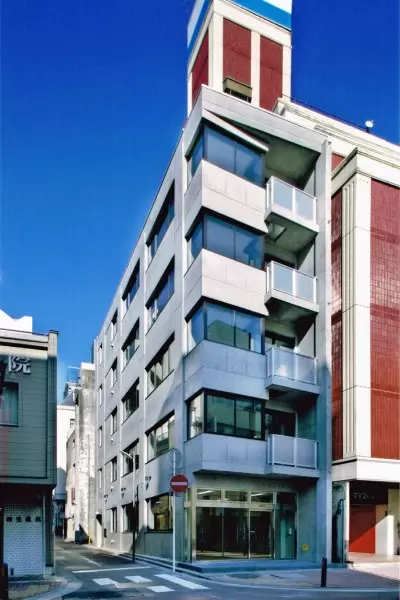 事務所ビル：馬車道の中央部にある、コンクリート打放しの事務所ビルです。