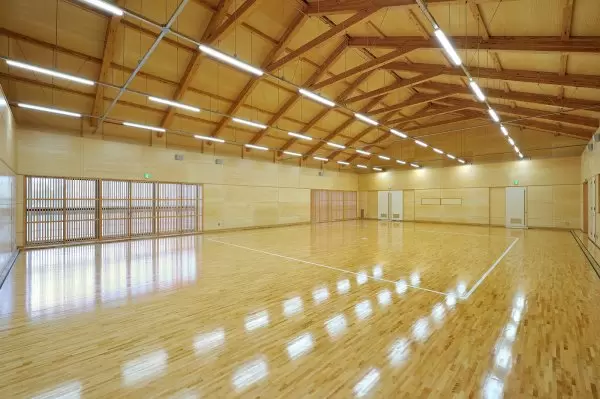 横浜市立中学校武道場：ダイナミックな空間でありながらも、木質化により温もりある内装としました。