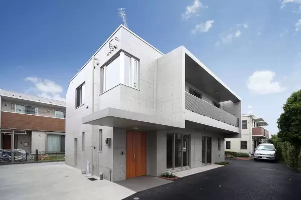 個人住宅：コンクリート打放しの外観が特徴的な個人住宅です。