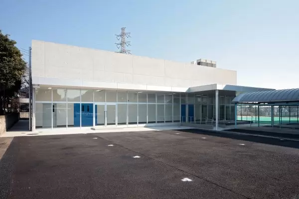 横浜市立高等学校合奏室：外壁はコンクリート打放しとし、音響にも配慮した合奏室です。