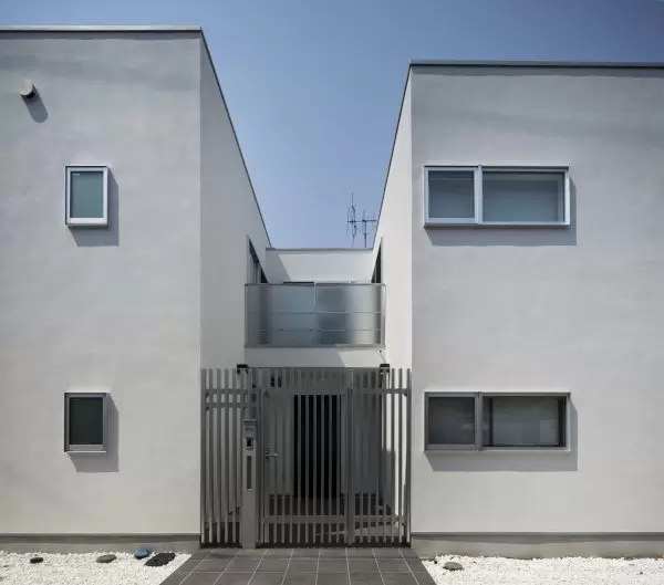 個人住宅：中庭が特徴のミニマルでシンプルな個人住宅です。