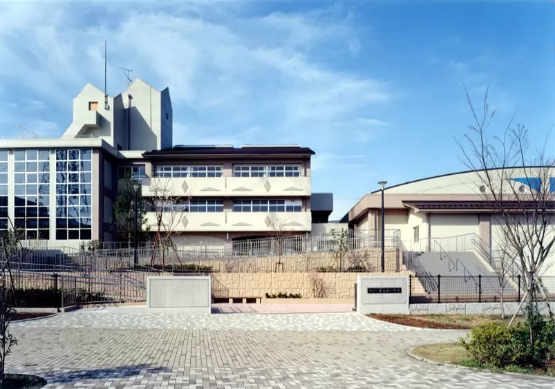 横浜市立小学校：明るく開放的な多目的ホールを有する新設の小学校です。