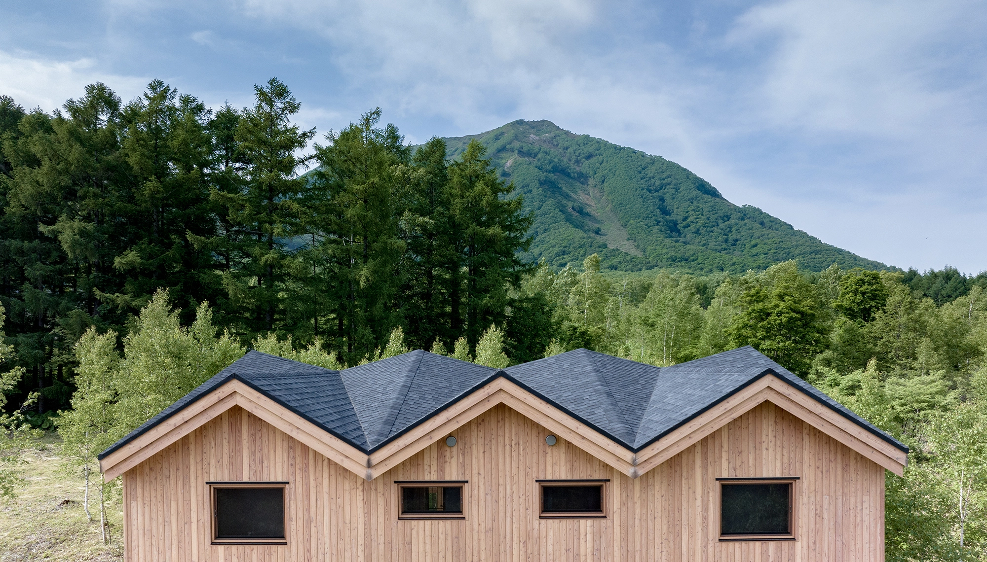 HUPNI RUSUTSU　北海道産トドマツCLTを用いた折版屋根が特徴の木造ホテル