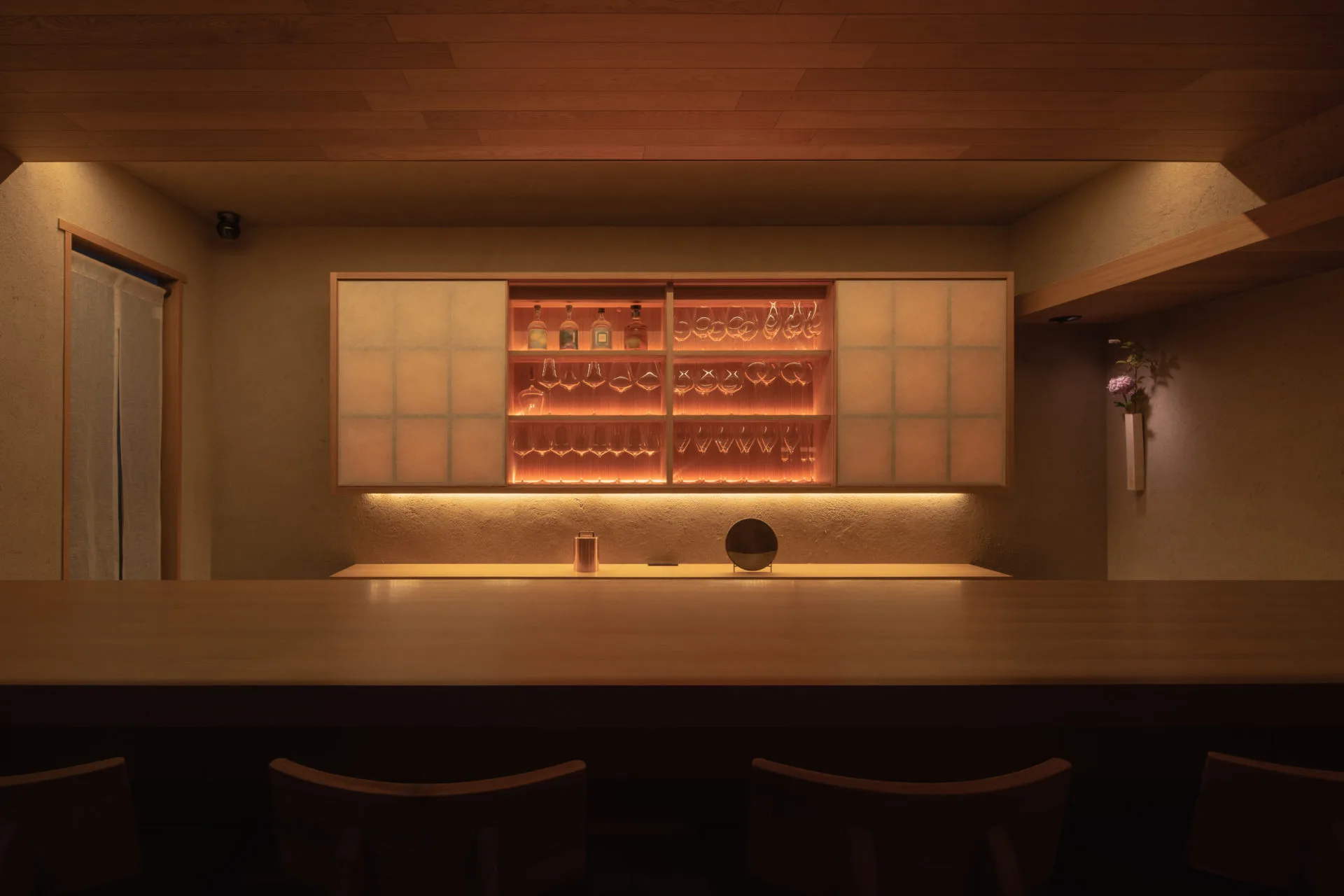 店舗やオフィスの内装の依頼も多く、内装設計だからこそできるきめ細やかなデザインを心がけています。