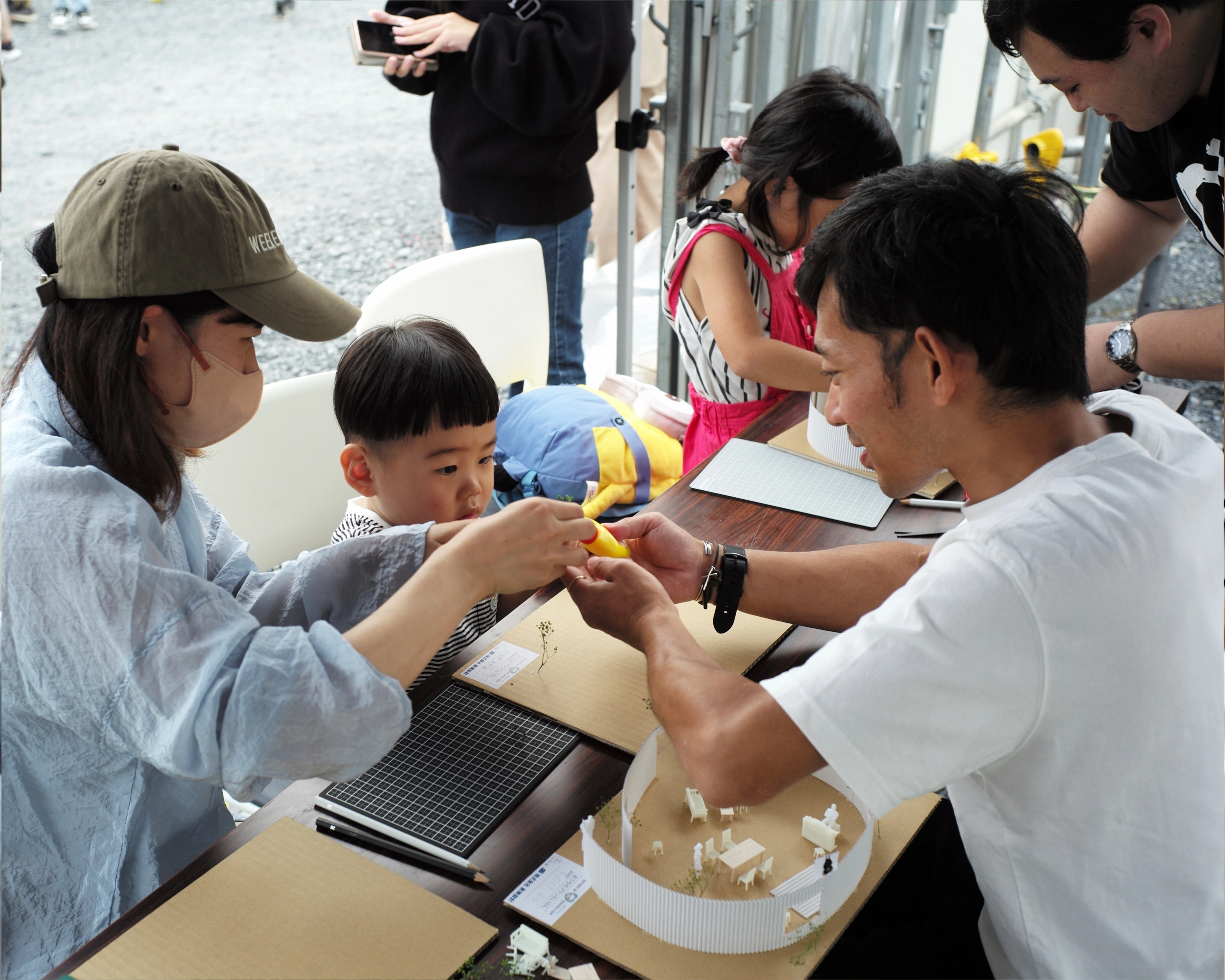 ボランティアに参加することも。地域の子どもたちに理想のお家を考えてもらい、模型を作ってもらいました。