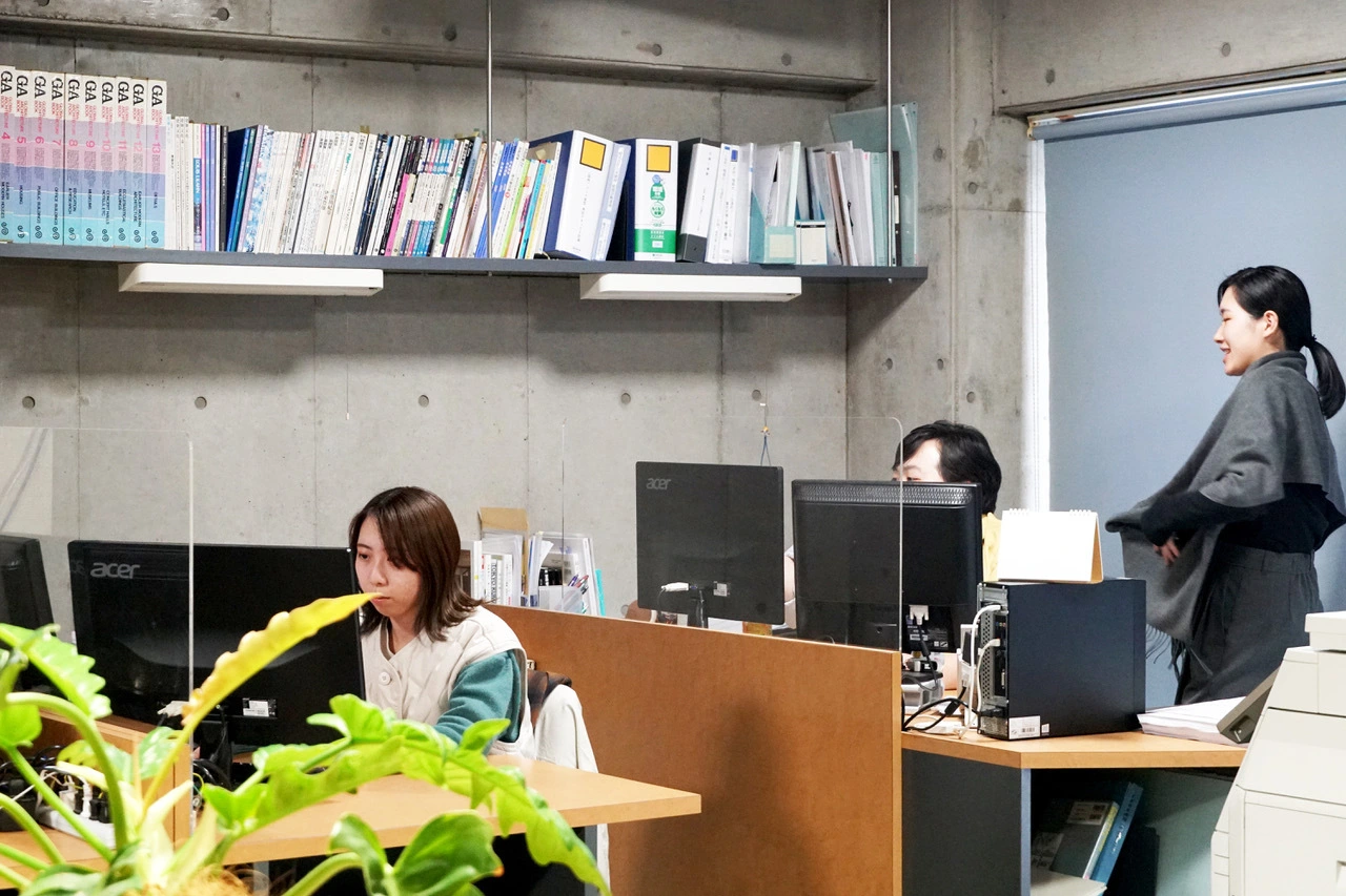 年齢も近く先輩後輩の垣根も無いので、何でも相談しやすい環境。大型連休などもみんなで話し合い決めます。